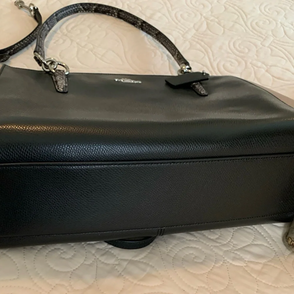 AUTHENTIC- COACH Christie Cross Grain Leather Carryall in Black and Taupe. - Picture 6 of 8
